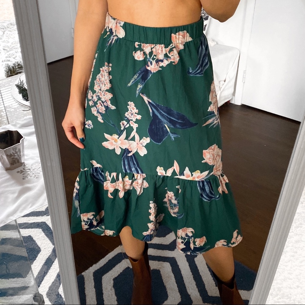 🍃 VILA GREEN MULTI FLORAL HIGH-LOW RUFFLE MIDI SKIRT!